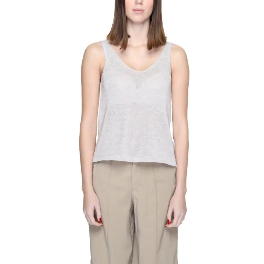Woman in light gray sleeveless top and beige pants by Jacqueline De Yong