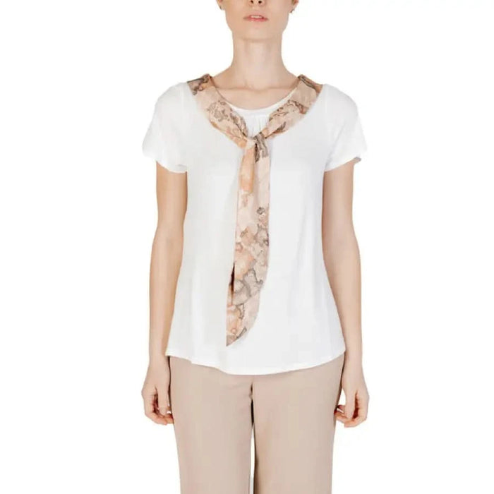 Alviero Martini Prima Classe woman in white top and beige pants