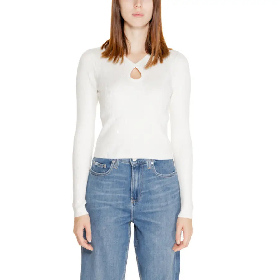 Only - Only Women Knitwear: Woman in white long-sleeved top and blue jeans
