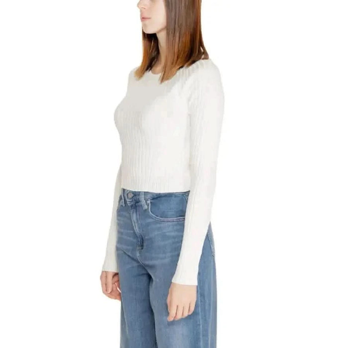 Only Women Knitwear: Woman in white ribbed sweater and blue jeans