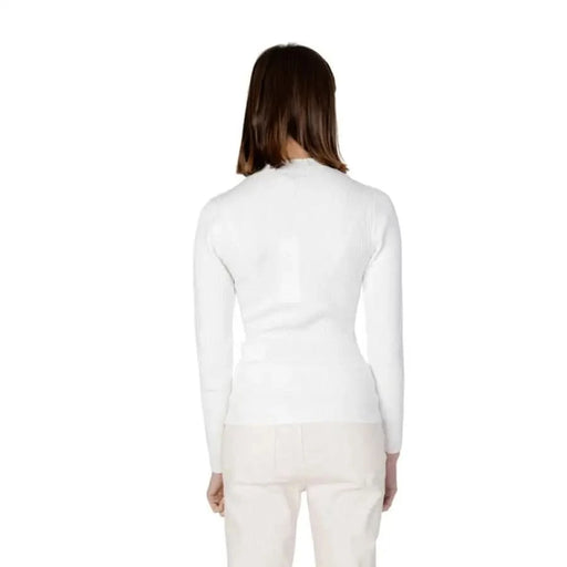 Toi women knitwear model in white Morgan de Toi sweater and pants