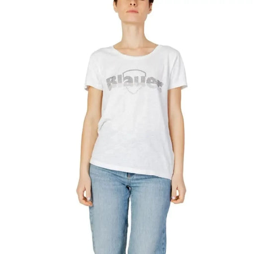 Woman in Blauer T-shirt with ’person’ - urban style clothing