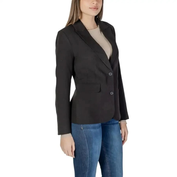 Elegant Women’s Black Blazer featuring Lapel Collar and Button Detail for a chic look