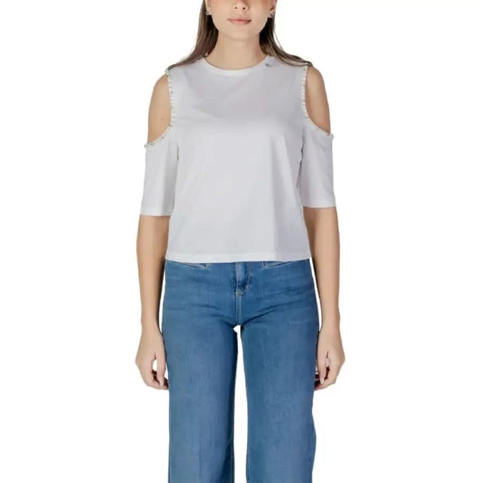 Woman in white cold-shoulder top and blue jeans wearing Liu Jo 3/4 sleeve cotton top