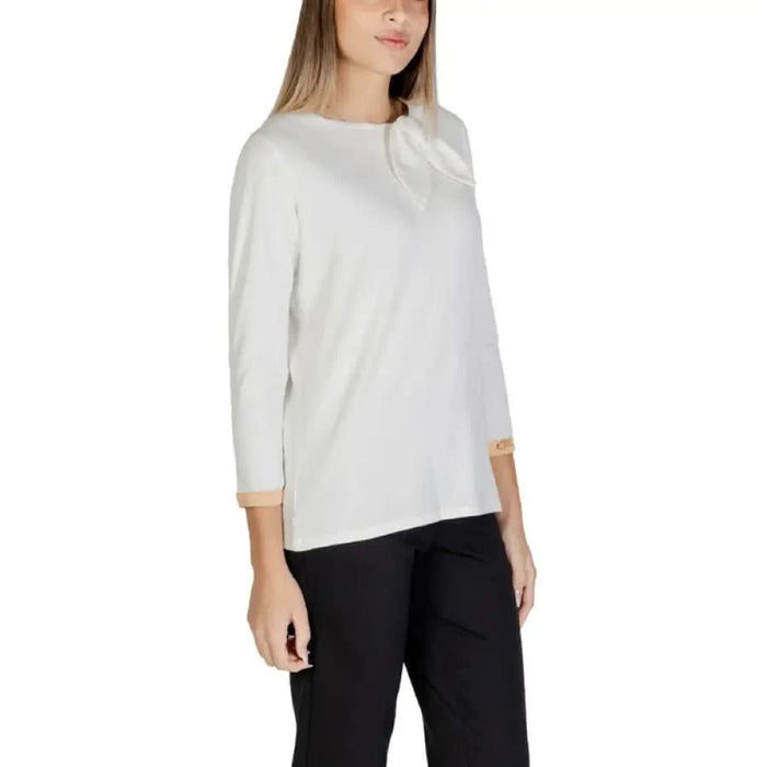 Woman wearing Alviero Martini Prima Classe white long-sleeved knit sweater