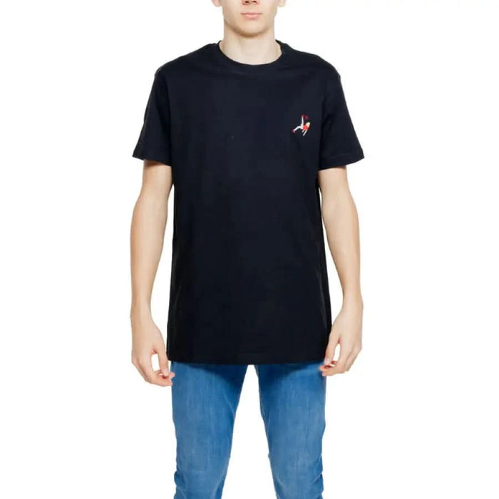 Young man in Hydra Clothing Men T-Shirt, black with red and white logo - urban fashion